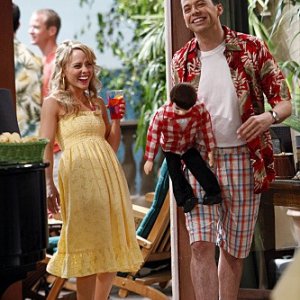 Kelly Stables e Jon Cryer nell'episodio Whipped Unto the Third Generation della serie Due uomini e mezzo