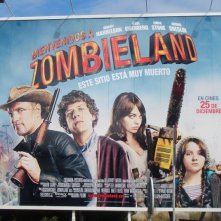 Manifesto gigante stradale di Benvenuti a Zombieland esposto di fronte al palazzo dove si è svolto il Festival internazionale del cinema fantastico di Catalogna