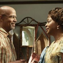 Michael Warren e Tina Lifford in una scena dell'episodio Relative Unknown della serie Lincoln Heights