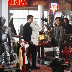Nathan Fillion e Stana Katic in una scena dell'episodio Vampire Weekend della serie Castle