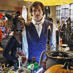 Nathan Fillion e Tamala Jones in una scena dell'episodio Vampire Weekend della serie Castle