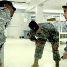 Sacha Baron Cohen nei panni di Bruno insieme a due militari, in una scena del film