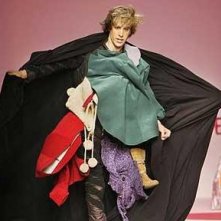 Sacha Baron Cohen nei panni di Bruno irrompe sulle passerelle milanesi in una sequenza del film.