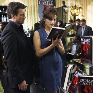 Stana Katic e Nathan Fillion in una scena dell'episodio When the Bough Breaks della serie Castle