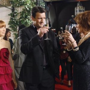 Susan Sullivan, Molly C. Quinn e Nathan Fillion in una scena dell'episodio When the Bough Breaks della serie Castle