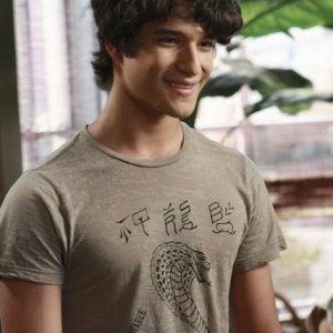 Tyler Posey in una scena dell'episodio Relative Unknown della serie Lincoln Heights