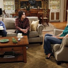 Emily Rutherfurd, Wanda Sykes e Hamish Linklater in una scena dell'episodio Burning Love de La complicata vita di Christine