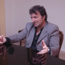 Ezio Prosperi è un poliziotto infiltrato in una gang mafiosa nel film The Fall of Redemption