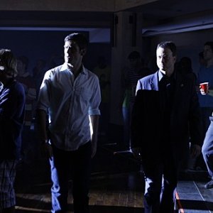 Gary Sinise ed Eddie Cahill in una scena dell'episodio Battle Scars di CSI New York
