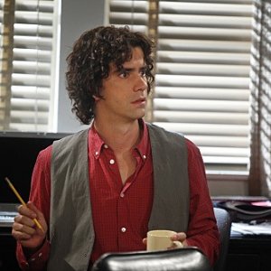 Hamish Linklater in una scena dell'episodio For Love or Money de La complicata vita di Christine