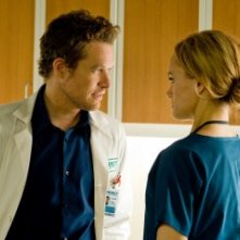 James Tupper e Taylor Schilling in una scena dell'episodio Pulling the Goalie della serie Mercy