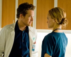 James Tupper e Taylor Schilling in una scena dell'episodio Pulling the Goalie della serie Mercy