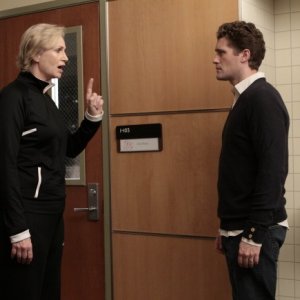 Jane Lynch e Matthew Morrison in una scena dell'episodio Mash-Up della serie Glee