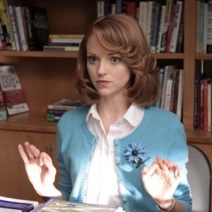 Jayma Mays in una scena dell'episodio Mash-Up della serie Glee