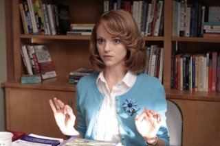 Jayma Mays in una scena dell'episodio Mash-Up della serie Glee
