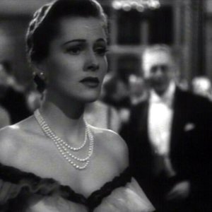 Joan Fontaine in una scena del film Il sospetto ( 1941 ) di Alfred Hitchock