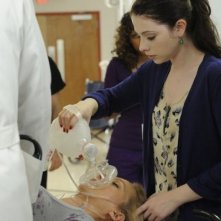 Michelle Trachtenberg in una scena dell'episodio You Lost Me With The Cinder Block della serie Mercy