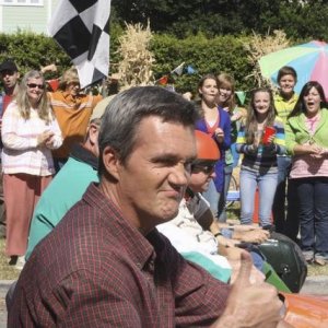Neil Flynn in una scena dell'episodio The Block Party della serie The Middle