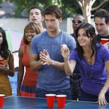 Nick Zano e Courteney Cox in un momento dell'episodio A Woman In Love (It's Not Me) di Cougar Town