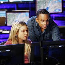 Sarah Carter ed Hill Harper in una scena dell'episodio Dead Reckoning di CSI New York