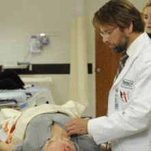 Taylor Schilling e James LeGros in una scena dell'episodio You Lost Me With The Cinder Block della serie Mercy