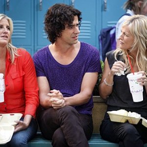 Tricia O'Kelley, Hamish Linklater ed Alex Kapp Horner in una scena dell'episodio For Love or Money de La complicata vita di Christine