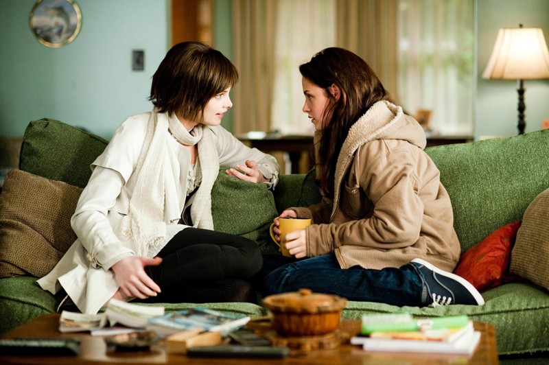 Alice Ashley Greene Parla Con Bella Kristen Stewart Sedute Sul Divano Nel Film Twilight New Moon 134540