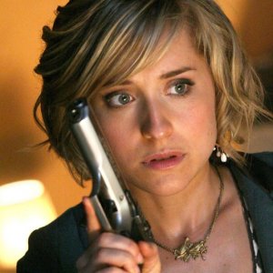 Allison Mack armata di pistola in una scena dell'episodio Savior di Smallville