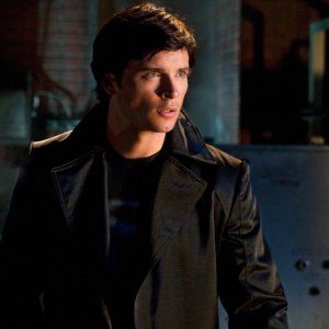 Clark (Tom Welling) in una scena della puntata Metallo della stagione 9 di Smallville