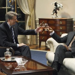 Courtney B. Vance e Peter Coyote in una scena dell'episodio Give Me Some Truth di FlashForward