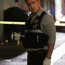 George Eads in una scena dell'episodio Death & The Maiden della serie CSI