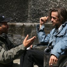 Il regista Danis Tanovic e Colin Farrell sul set del film Triage