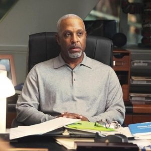 James Pickens Jr. in una scena dell'episodio Invasion della serie Grey's Anatomy