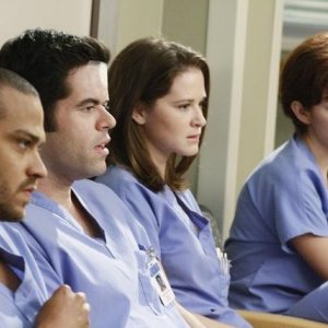 Jesse Williams, Robert Baker, Sarah Drew e Nora Zehetner  in una scena dell'episodio I Saw What I Saw di Grey's Anatomy