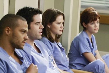 Jesse Williams, Robert Baker, Sarah Drew e Nora Zehetner  in una scena dell'episodio I Saw What I Saw di Grey's Anatomy