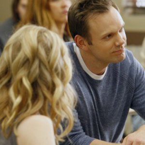 Joel McHale in una scena dell'episodio Social Psychology della serie Community