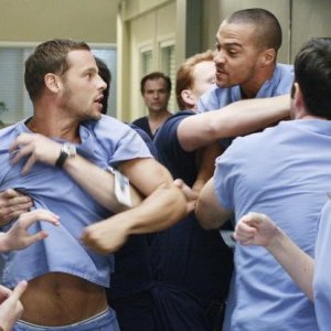 Justin Chambers e Jesse Williams in una scena dell'episodio I Saw What I Saw di Grey's Anatomy
