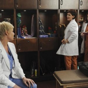 Katherine Heigl e Sarah Drew in una scena dell'episodio Invasion della serie Grey's Anatomy