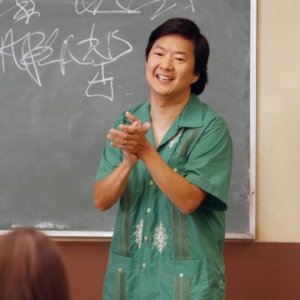 Ken Jeong in una scena dell'episodio Social Psychology della serie Community