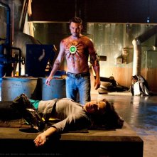 Metallo (Brian Austin Green) e Lois (Erica Durance) in una sequenza dell'episodio Metallo di Smallville