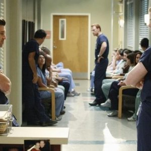 Patrick Dempsey, Kevin McKidd ed Eric Dane in una scena dell'episodio I Saw What I Saw di Grey's Anatomy
