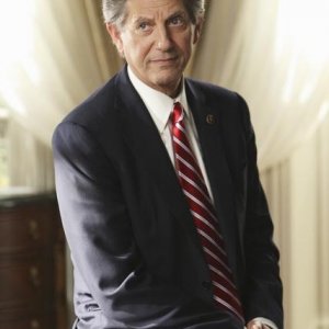 Peter Coyote in una scena dell'episodio Give Me Some Truth di FlashForward