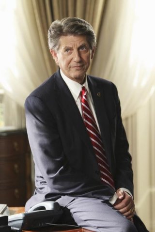 Peter Coyote in una scena dell'episodio Give Me Some Truth di FlashForward