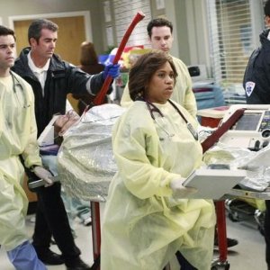 Robert Baker e Chandra Wilson in una scena dell'episodio I Saw What I Saw di Grey's Anatomy