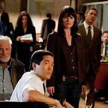 Robin Tunney E Tim Kang In Una Scena Dell Episodio Black Gold And Red Blood Di The Mentalist 134603
