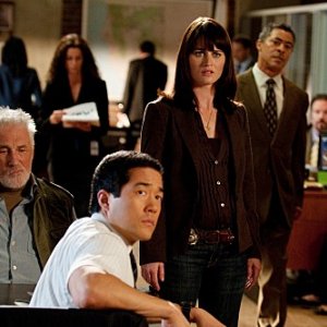 Robin Tunney e Tim Kang in una scena dell'episodio Black Gold and Red Blood di The Mentalist