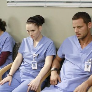 Sandra Oh, Chyler Leigh e Justin Chambers in una scena dell'episodio I Saw What I Saw di Grey's Anatomy