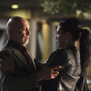 Sara Ramirez ed Hector Elizondo in una scena dell'episodio Invasion della serie Grey's Anatomy
