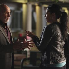 Sara Ramirez ed Hector Elizondo nell'episodio Invasion della serie Grey's Anatomy