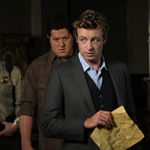 Simon Baker, Derk Cheetwood e Matthew John Armstrong in una scena dell'episodio Red Scare di The Mentalist
